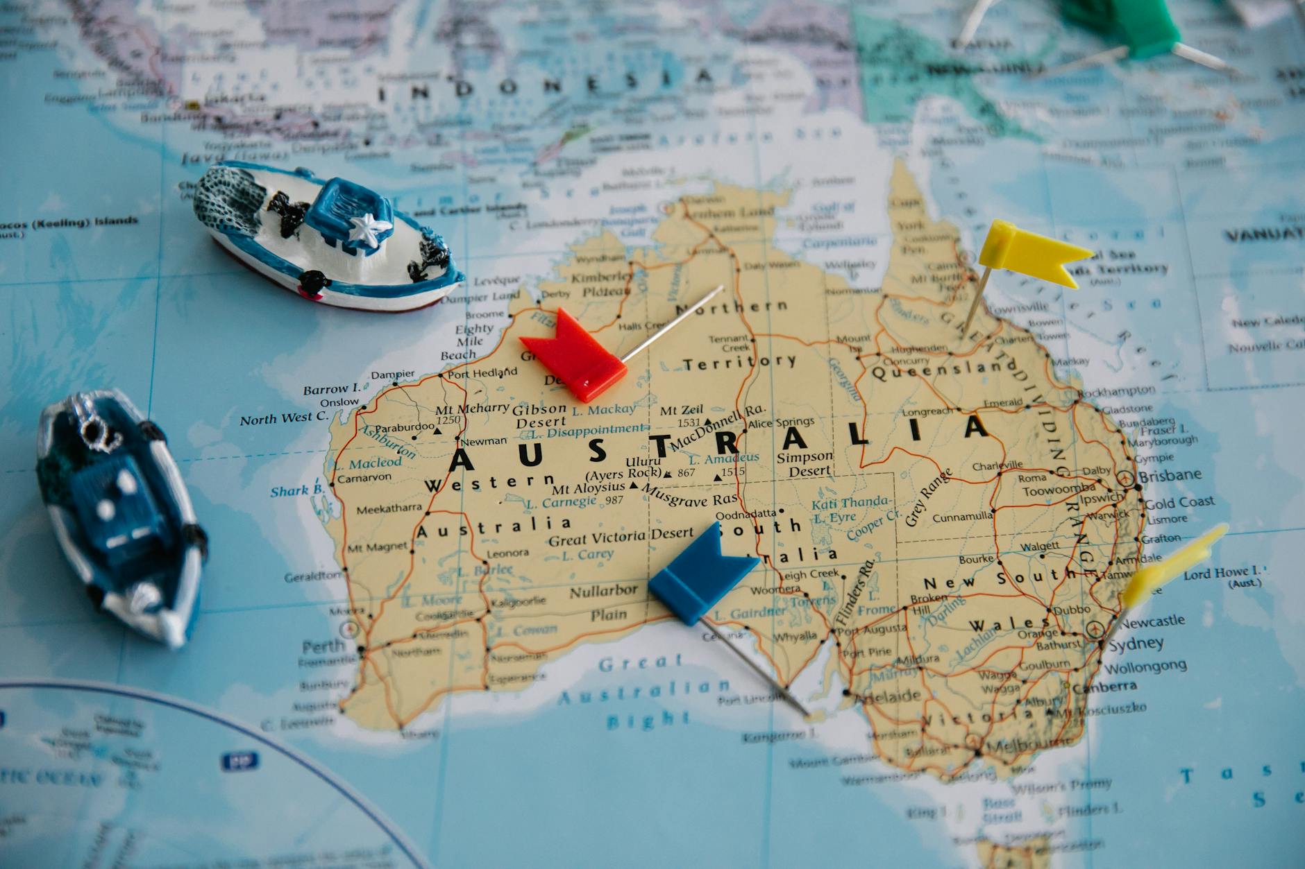 Kolorowa mapa Australii z zaznaczonymi trasami i małymi statkami