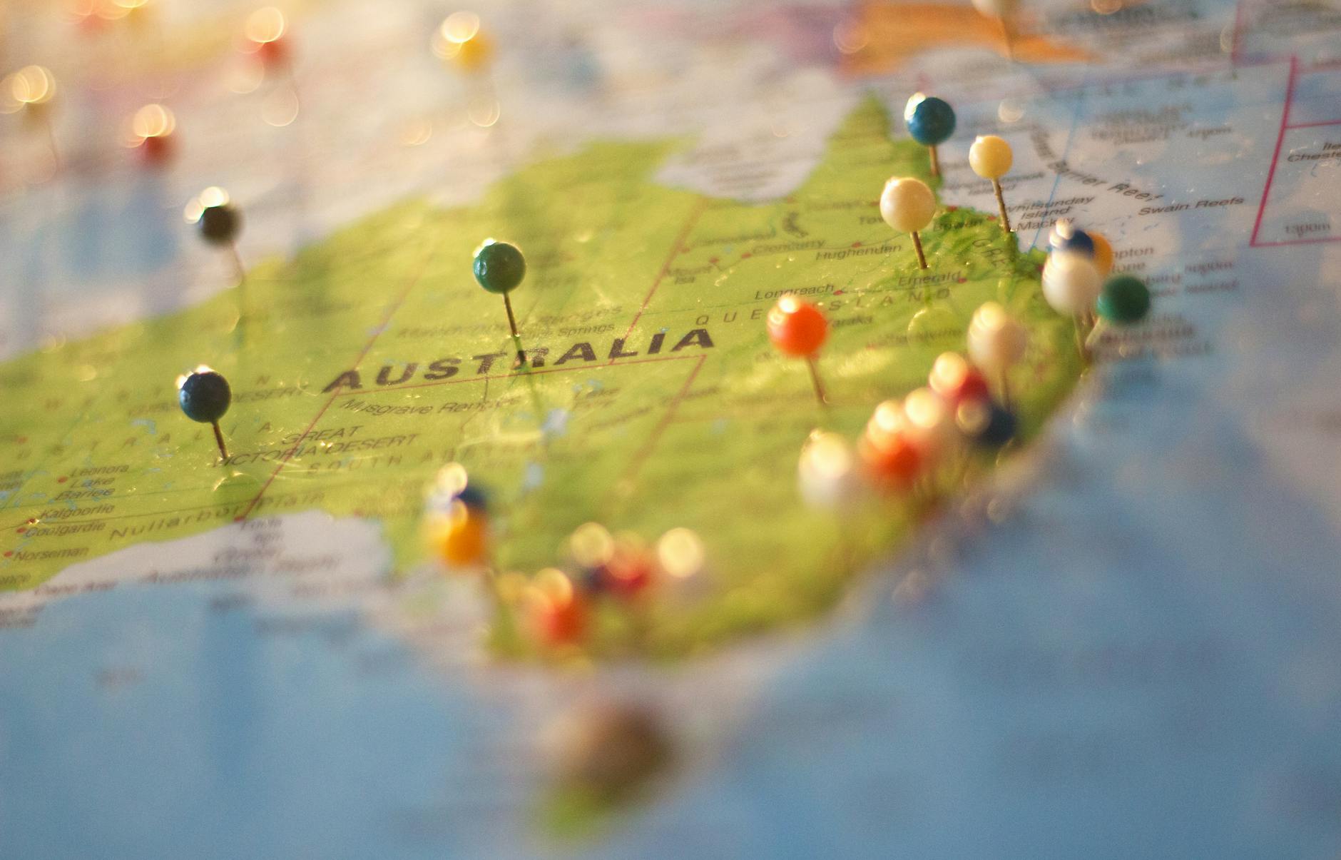 Mapa Australii z kolorowymi pinezkami zaznaczającymi miasta i atrakcje