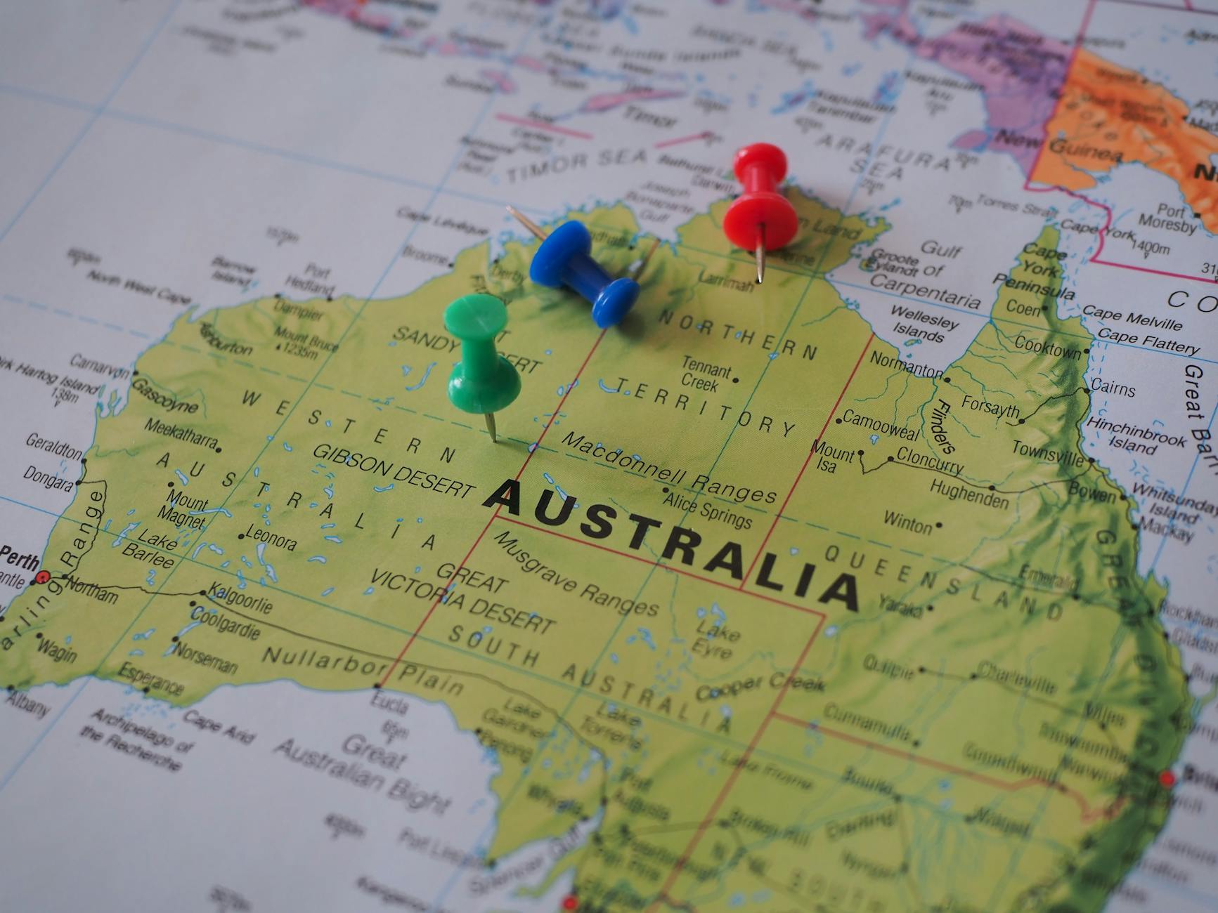 Mapa Australii z kolorowymi pinezkami zaznaczającymi miejsca podróży