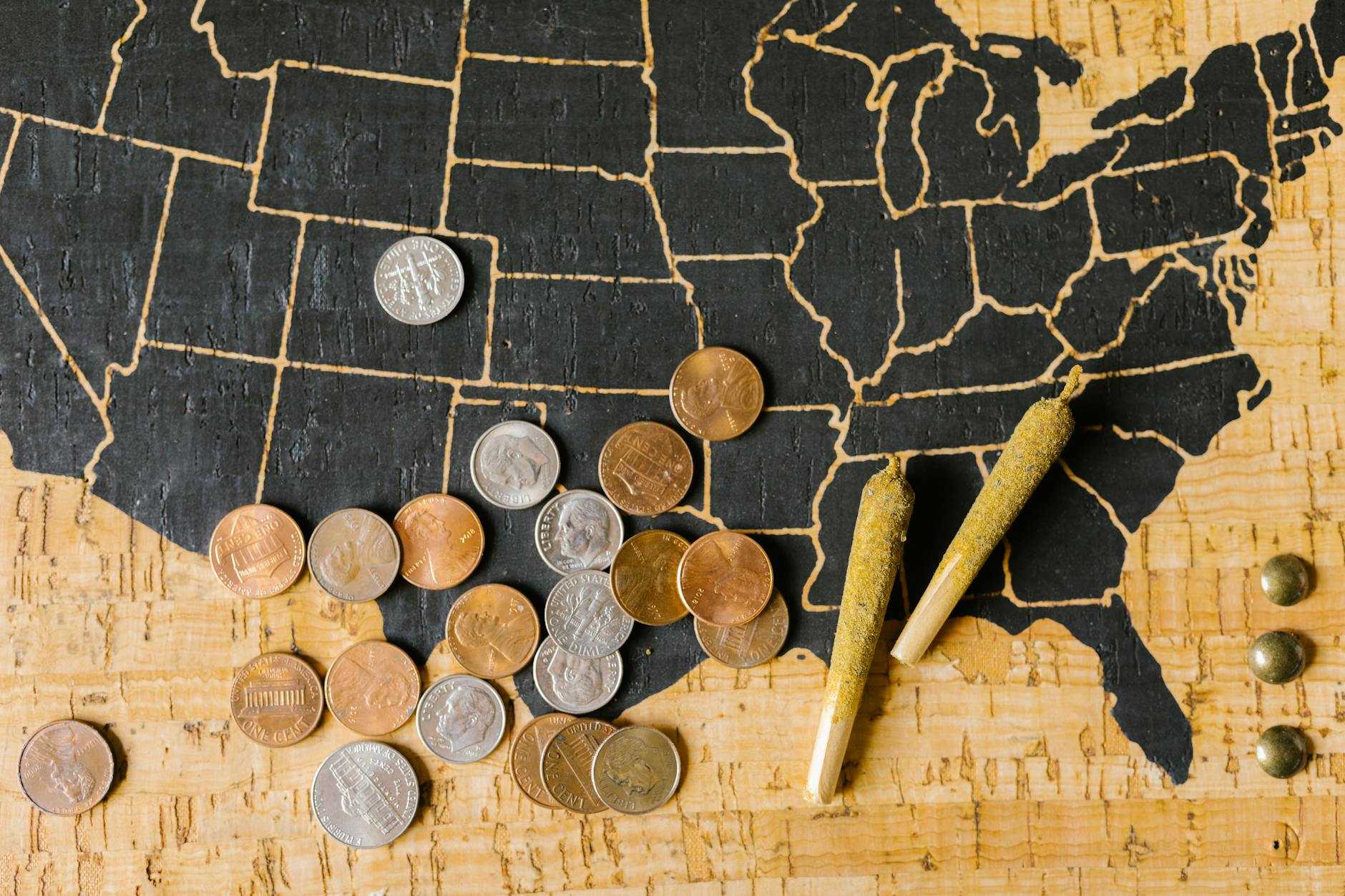 Konopie i prawo żywnościowe: definicja nowej żywności, oświadczenia zdrowotne i ograniczenia marketingu Mapa USA z jointami konopi i monetami symbolizująca legalny rynek