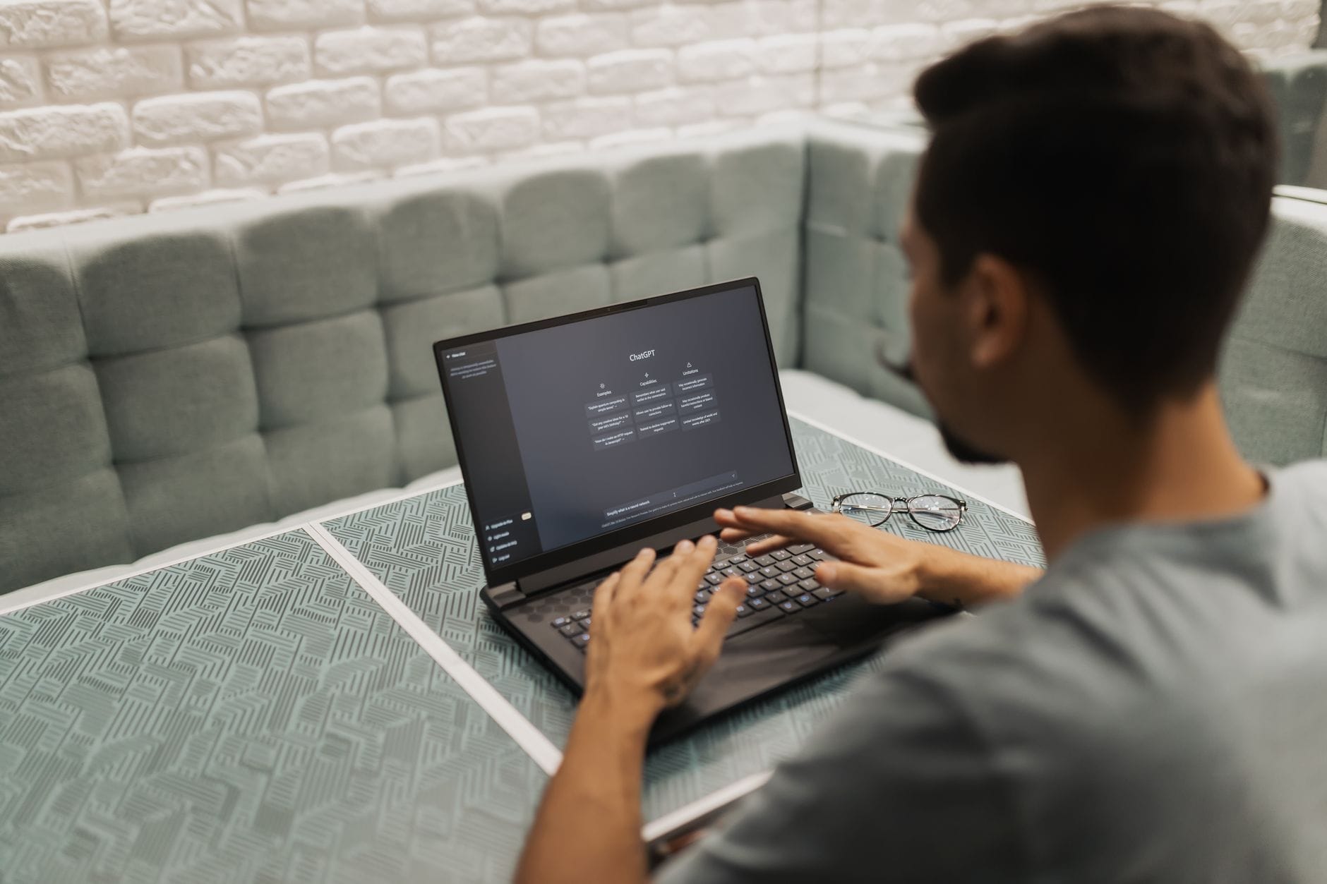 Mężczyzna pracujący na laptopie w nowoczesnym biurze technologicznym